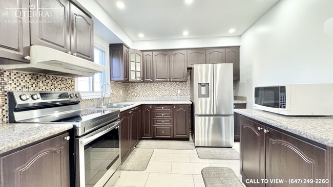 Building Photo - 1634 Fairfield Cres