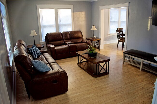 Foto del edificio - 838 E Washington St