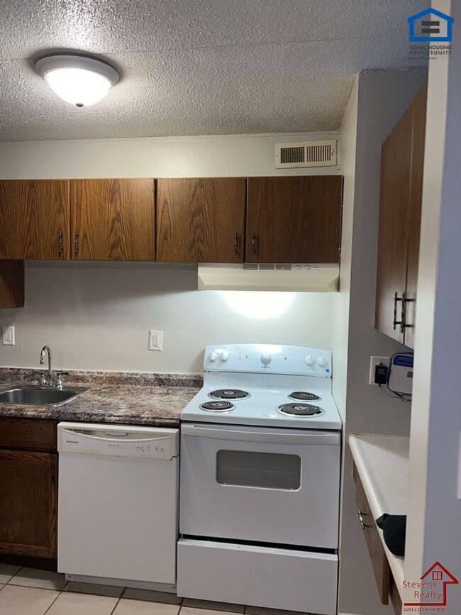 Building Photo - 915 S Seminole Dr