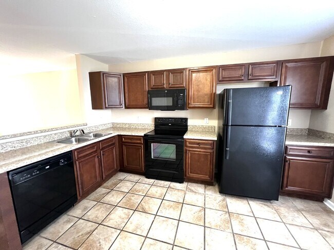 Building Photo - 2 Bedroom 1.5 Bathroom Townhome!!!
