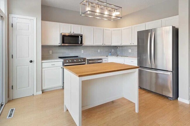 Foto del edificio - 4672 Bulrush Blvd