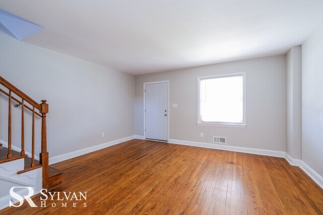 Foto del edificio - Come view this charming townhome