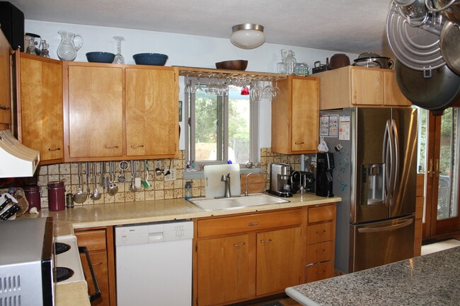 Building Photo - 2995 Carnegie Dr