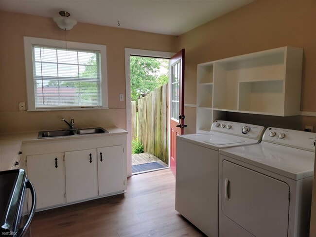 Building Photo - 2 br, 1 bath Duplex - 202 North Ave E 204 ...