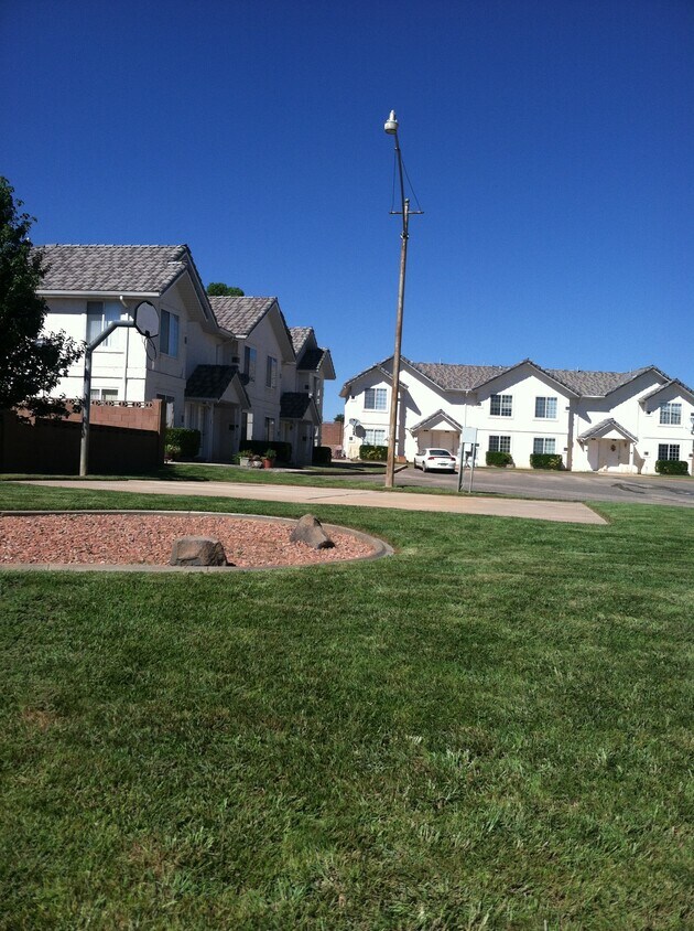 Quiet 8 plex close to everything. - 126 S 850 W
