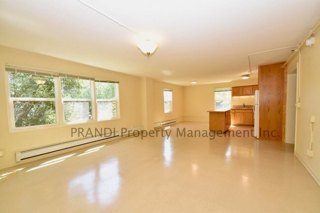 Foto del edificio - Spacious End Unit Apartment Near Downtown
