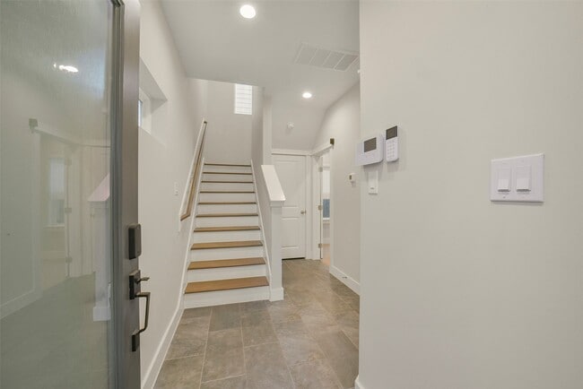 Building Photo - 760 W Donovan St