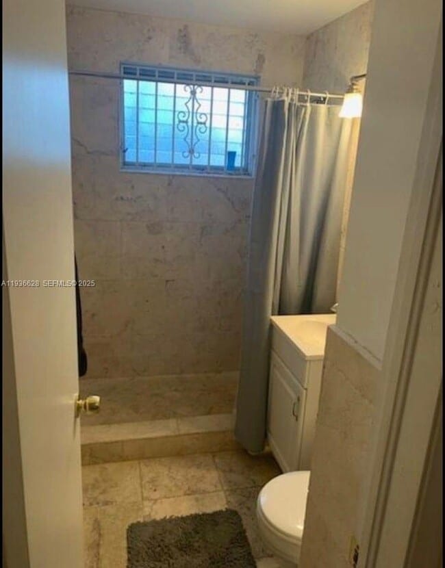 Foto del edificio - 8420 Byron Ave