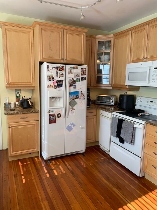 Building Photo - 6 Maple St