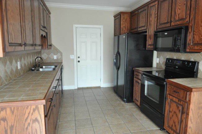 full kitchen - Northview Townhomes