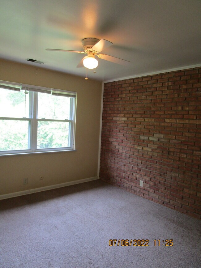 Building Photo - 804 S Elm St