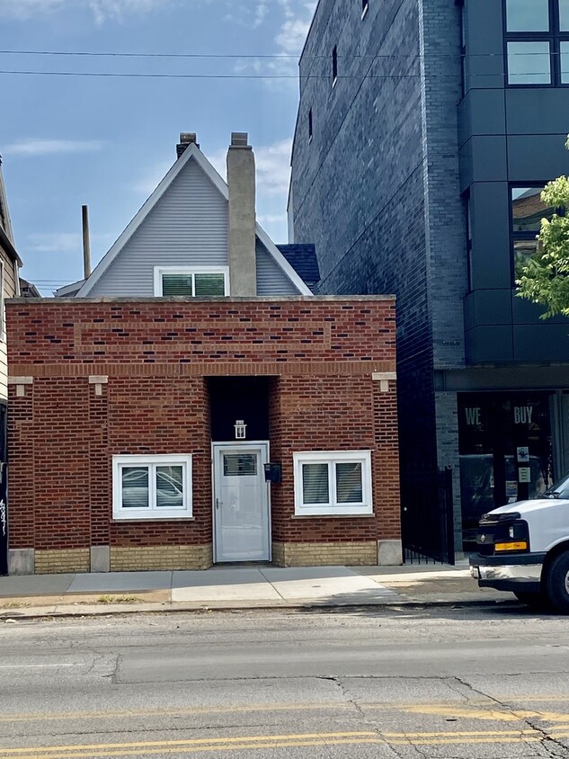 Foto principal - 2619 W Fullerton Ave