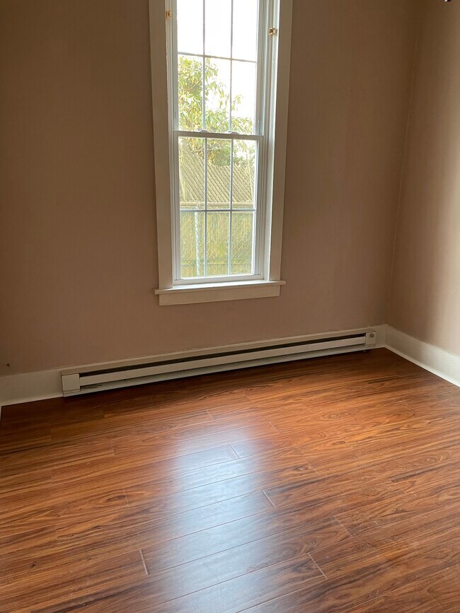 Large windows bedroom - 355 Market St