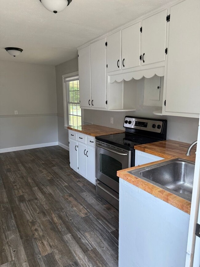 Building Photo - 1705 Hoover St