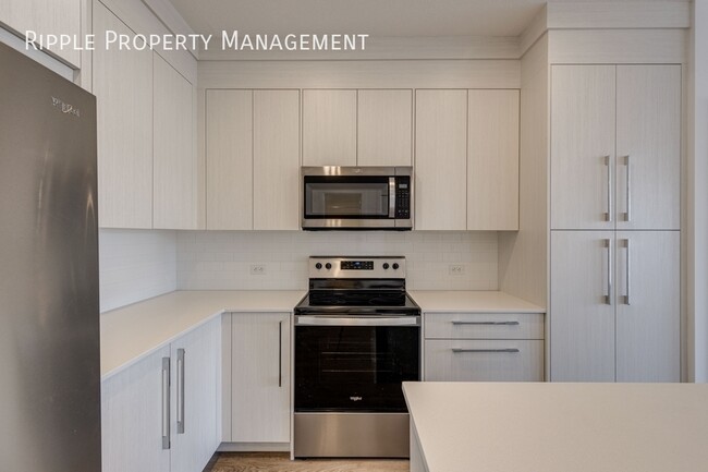 Building Photo - AMAZING 2 BEDS/ 2 BATHS CONDO