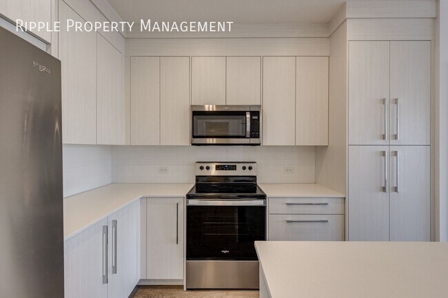 Photo du bâtiment - Modern 2 Bed 2 Bath | 1 Pet Allowed Under ...