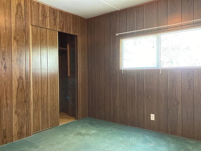 Building Photo - 2 Bedrooms 1 bathroom