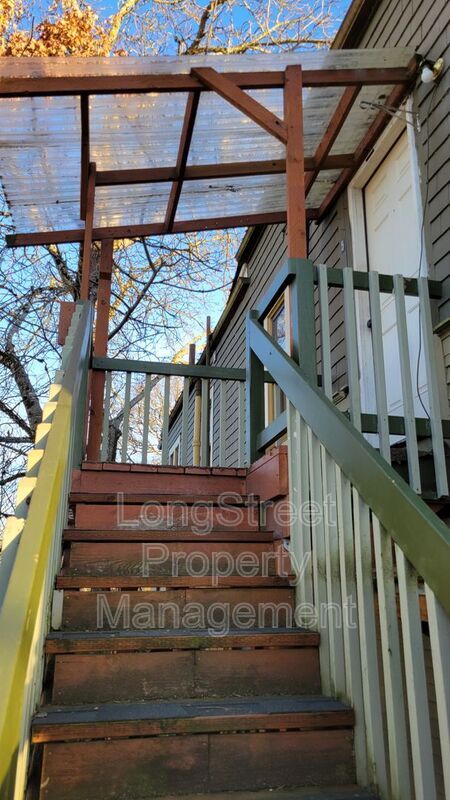 Building Photo - 728 SW 3rd St