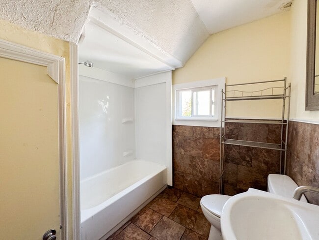 Building Photo - 3153 W 106th St