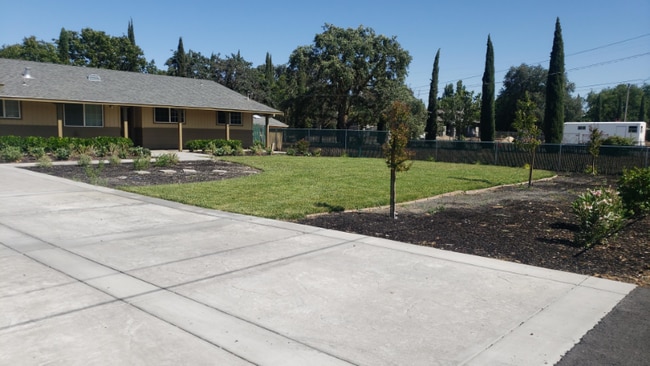 Building Photo - 1640 Lone Oak Rd