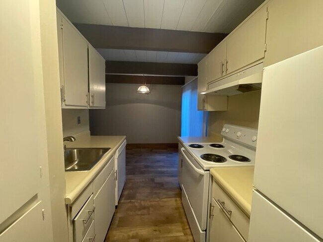 Building Photo - Great Midtown Location! Charming and Spaci...