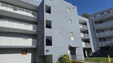 Building Photo - 9359 Fontainebleau Blvd