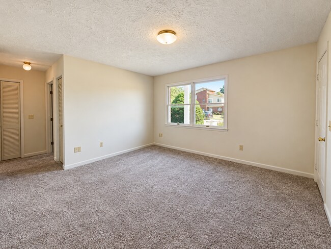 Building Photo - 1221 Harmony Dr