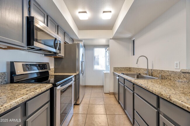 Building Photo - 7950 E Starlight Way