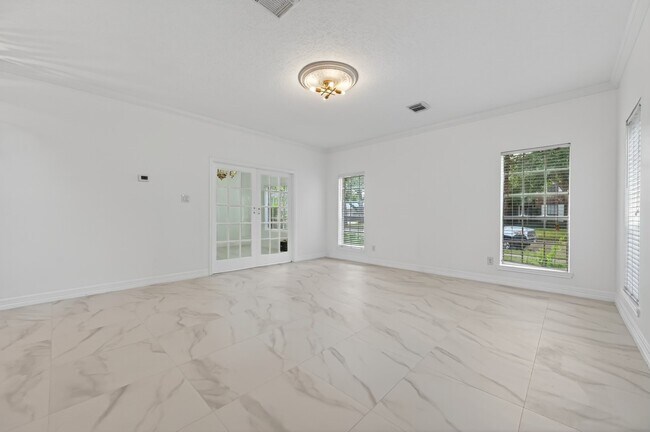 Building Photo - 2431 Parkwood Ln