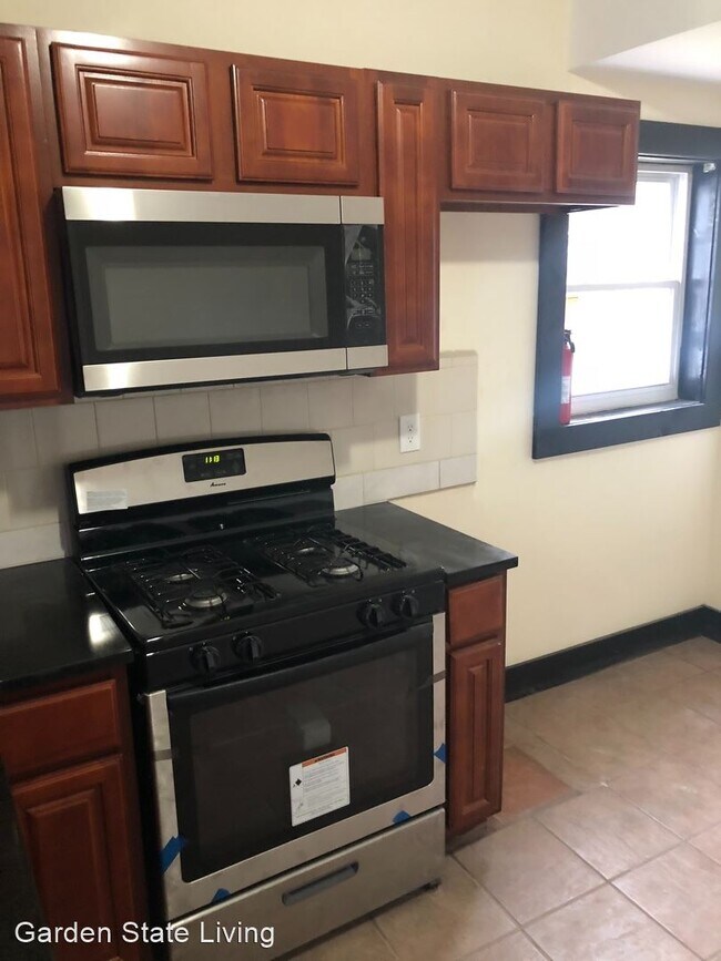 Foto del edificio - 4 br, 2 bath House - 162 Columbia Avenue