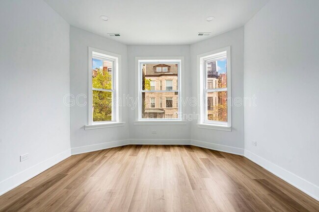 Foto del edificio - 3744 N Wilton Ave