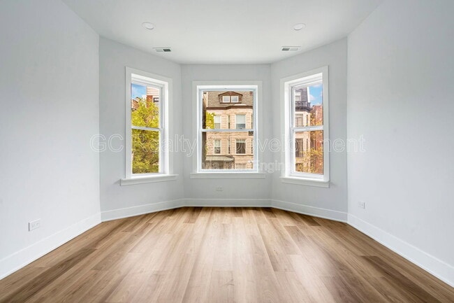 Building Photo - 3744 N Wilton Ave