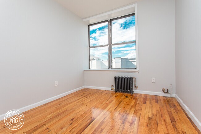 Foto del edificio - 1186 Putnam Ave