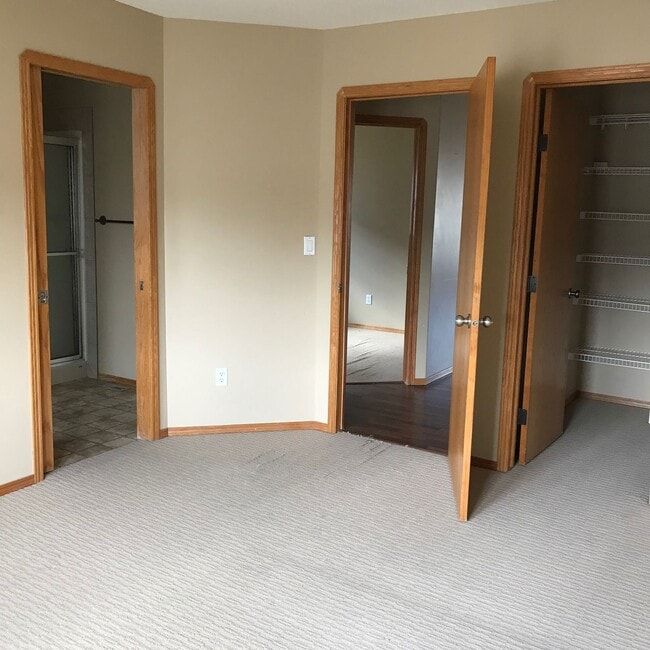 Building Photo - 4 Bed 2 Bath Unit in Red Deer, AB