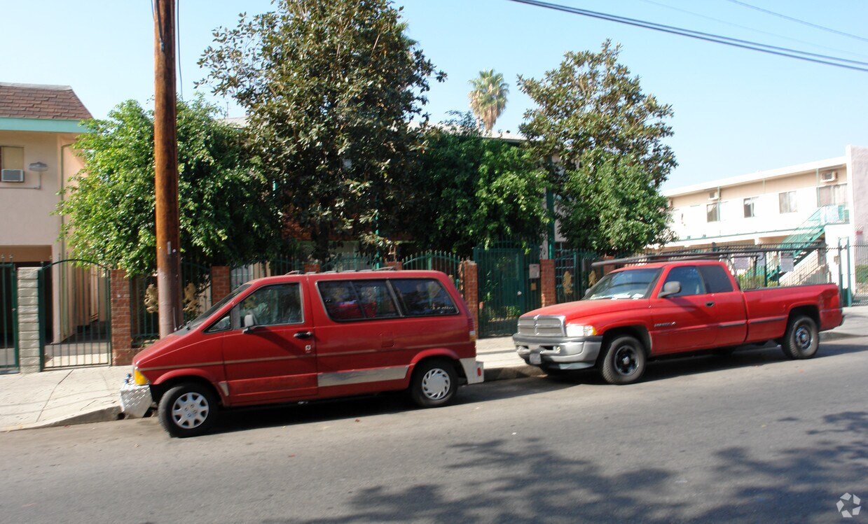 Foto del edificio - 9045-9053 Tobias Ave