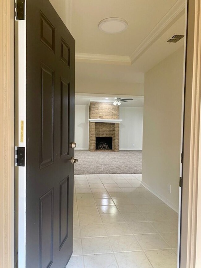 Building Photo - Garden Home