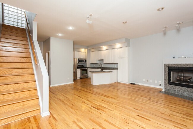 Foto del edificio - 2427 N Clybourn Ave