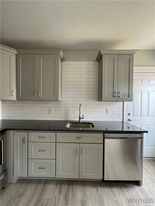 Foto del edificio - 355 Plymouth Ave