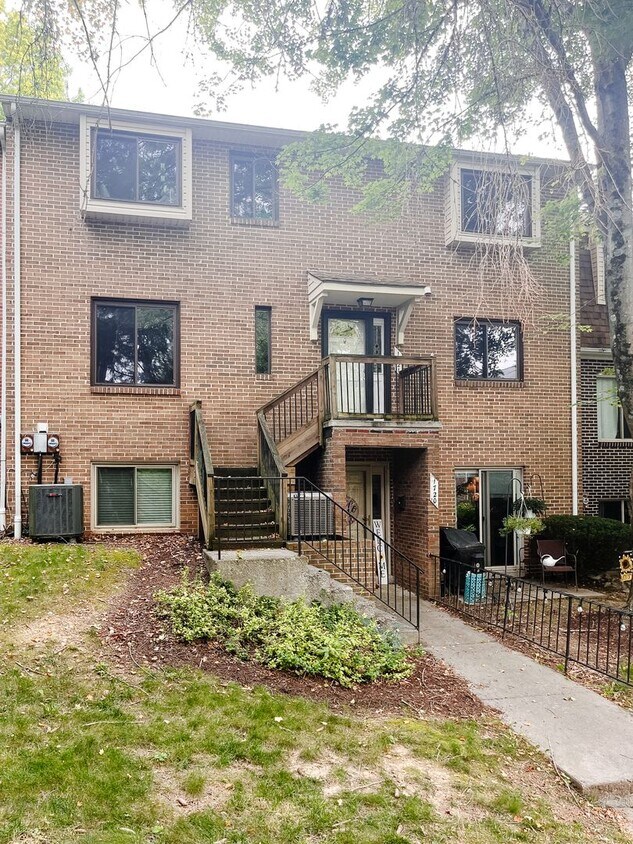 Foto principal - 3 Bedroom, 2 Bath Townhouse