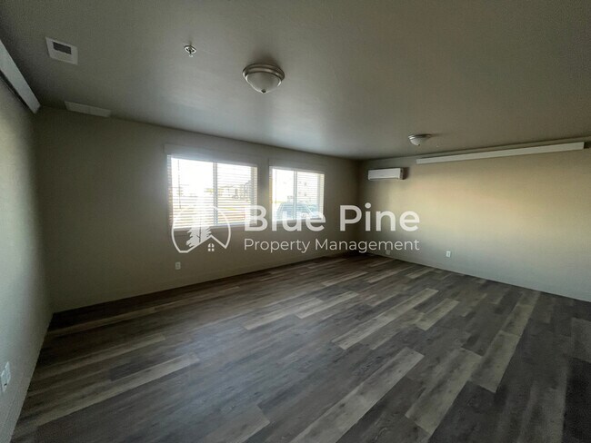 Foto del edificio - 3565 E Gample Ave