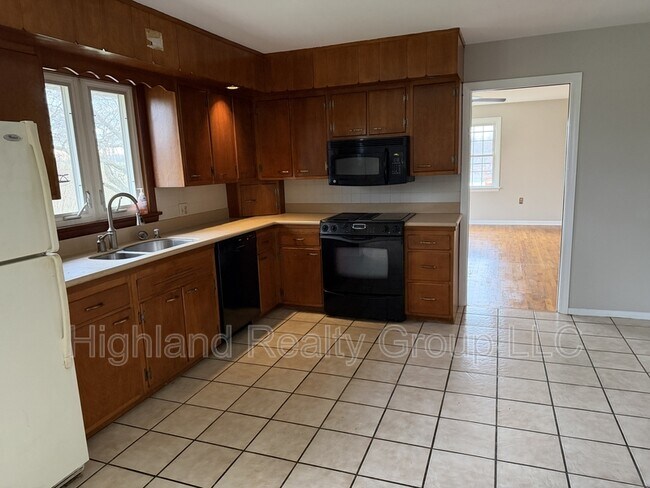 Building Photo - 152 Penn St