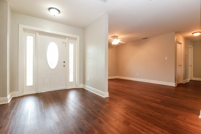 Foto del edificio - 2228 Treehaven Cir