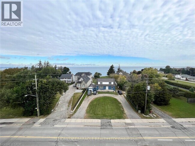 Photo du bâtiment - 600 N Service Rd