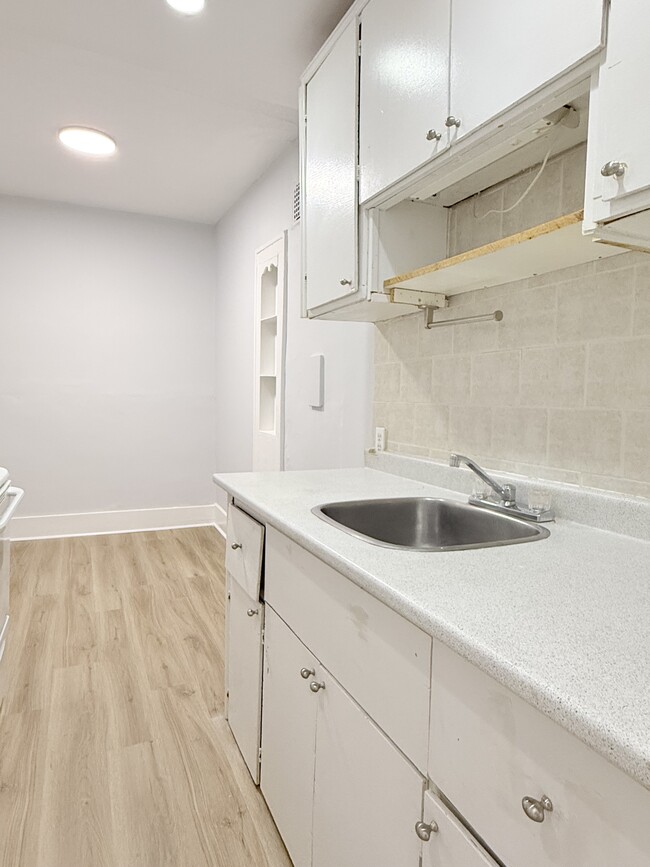 Building Photo - 524 Pitt St W