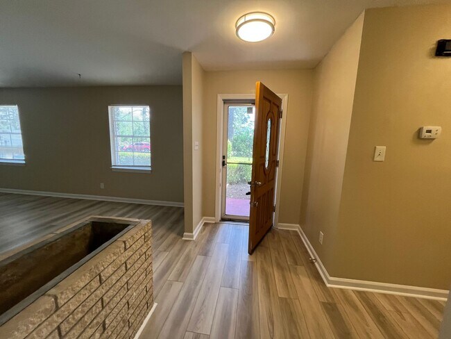 Foto del edificio - Recently Updated Three Bedroom House in Po...