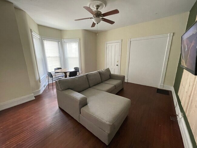 Sala de estar - 18 Otsego St