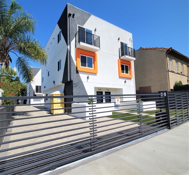 Building Photo - 2337 1/2 Crenshaw Blvd