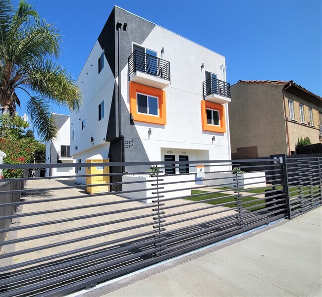 Foto del edificio - 2337 1/2 Crenshaw Blvd