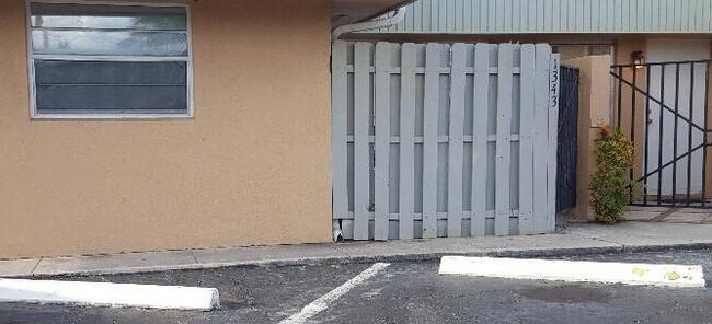 Foto del edificio - 1343 Gateway Dr