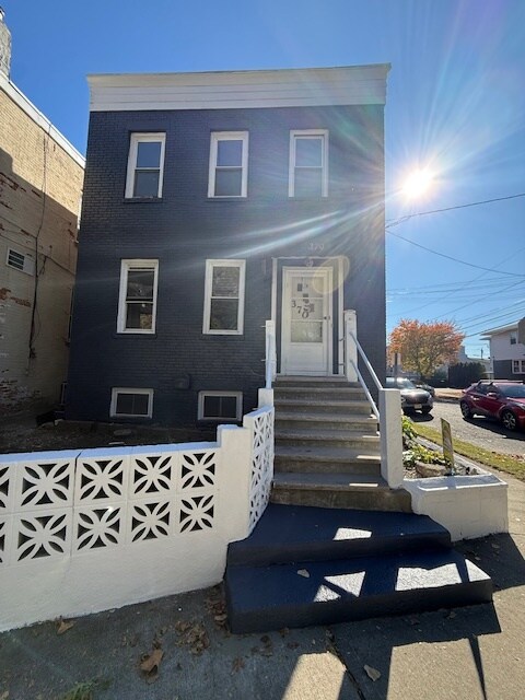 Building Photo - 370 Main St